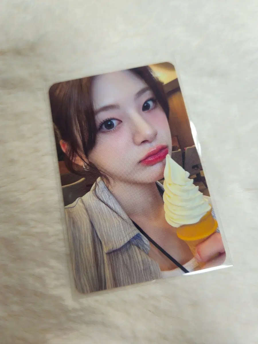 Stayc Seeun Paul Bassett collaboration photocard 1