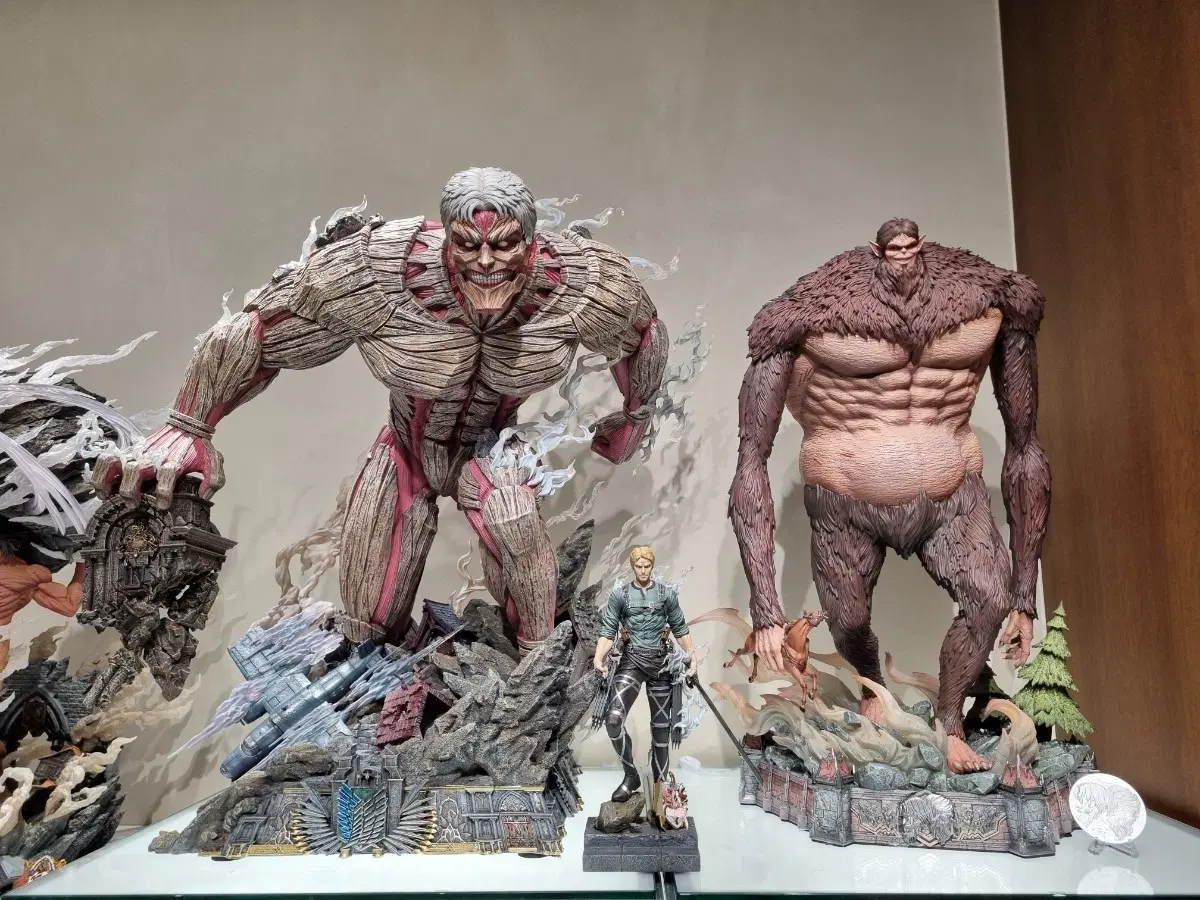 Hertz Armored Titan, Beast Titan + Solo Display Stand